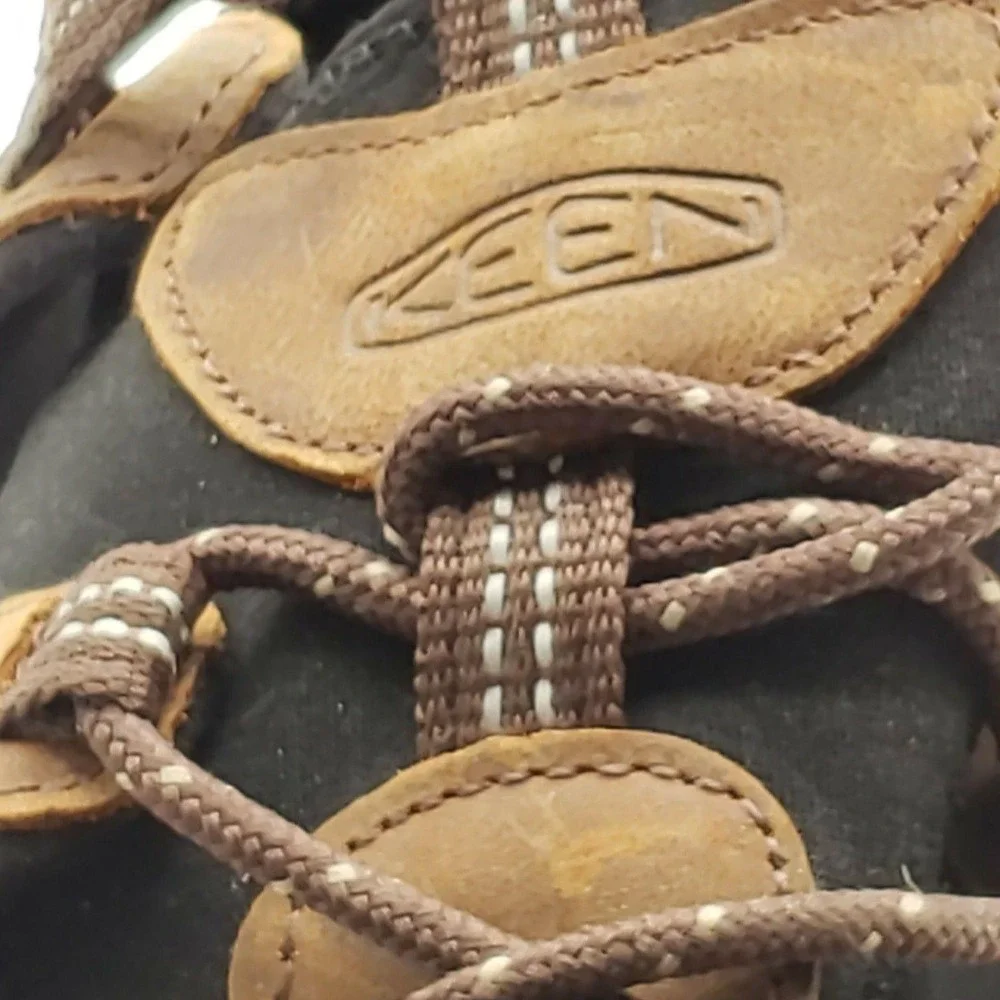 Keen closed scuffing owned
